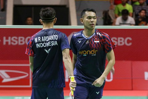 Pebulu tangkis ganda putra Indonesia Fajar Alfian/Muhammad Rian Ardianto saat bertanding melawan pebulu tangkis ganda putra Thailand Kittinupong Kedren/Dechapol Puavaranuk.