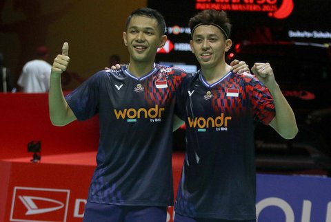 Pebulu tangkis ganda putra Indonesia Fajar Alfian/Muhammad Rian Ardianto saat bertanding melawan pebulu tangkis ganda putra Thailand Kittinupong Kedren/Dechapol Puavaranuk.