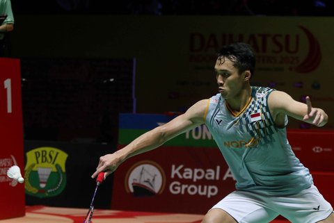 Pebulu tangkis tunggal putra Indonesia, Jonatan Christie saat melawan pemain bulu tangkis tunggal putra Thailand, Vitidsarn Kunlavut pada babak final Indonesia Master 2025 di Istora Senayan, Jakarta (26/1/2025).