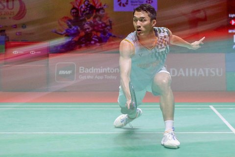 Pebulu tangkis tunggal putra Indonesia, Jonatan Christie saat melawan pemain bulu tangkis tunggal putra Thailand, Vitidsarn Kunlavut pada babak final Indonesia Master 2025 di Istora Senayan, Jakarta (26/1/2025).