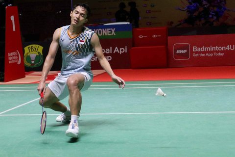 Pebulu tangkis tunggal putra Indonesia, Jonatan Christie saat melawan pemain bulu tangkis tunggal putra Thailand, Vitidsarn Kunlavut pada babak final Indonesia Master 2025 di Istora Senayan, Jakarta (26/1/2025).