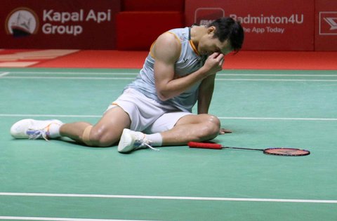 Pebulu tangkis tunggal putra Indonesia, Jonatan Christie saat melawan pemain bulu tangkis tunggal putra Thailand, Vitidsarn Kunlavut pada babak final Indonesia Master 2025 di Istora Senayan, Jakarta (26/1/2025).