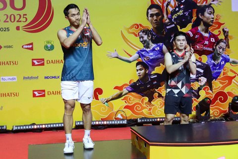 Pebulu tangkis tunggal putra Indonesia, Jonatan Christie usai melawan pemain bulu tangkis tunggal putra Thailand, Vitidsarn Kunlavut pada babak final Indonesia Master 2025 di Istora Senayan, Jakarta (26/1/2025).