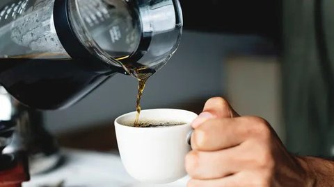 Ilustrasi Minum Kopi (Photo created by rawpixel on Freepik)