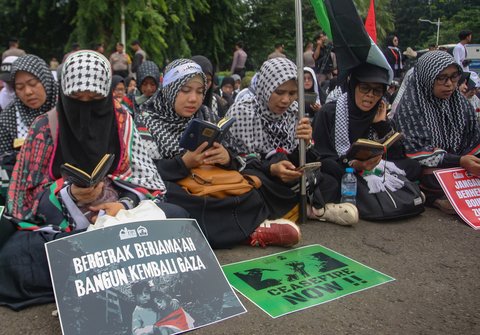 Massa yang tergabung dalam Aqsa Working Group (AWG) menggelar aksi bela Palestina di depan Kedutaan Besar Amerika Serikat, Jakarta, Senin (27/1/2025).