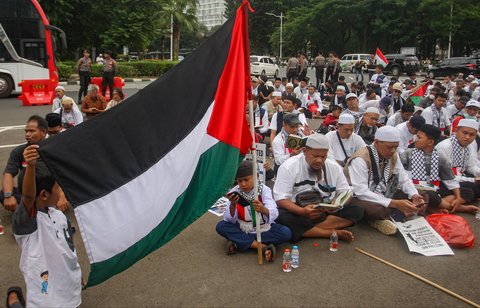 Berdasarkan pantauan di lokasi, massa bela Palestina ini tampak duduk menempati sebagian ruas Jalan Medan Merdeka Selatan. Mereka tampil dengan berbagai atribut khas Palestina, serta spanduk dan poster berisi tuntutan.