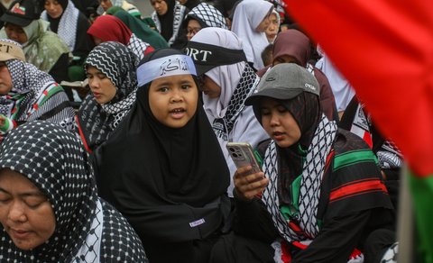 Dalam aksinya, mereka bersama-sama membaca Alquran, salah satunya Surah Al-Isra, dan melakukan doa bersama untuk mendukung perjuangan warga Gaza di Palestina.