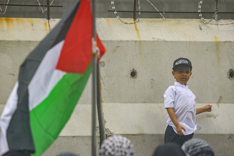 Momen Isra Mikraj yang bertepatan dengan Hari Holocaust Internasional ini turut dimanfaatkan massa bela Palestina untuk memprotes Genosida Israel di Jalur Gaza.