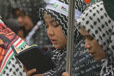 Mereka menyamakan pembantaian yang dilakukan Israel di Jalur Gaza dengan peristiwa Holocaust, genosida terhadap jutaan umat Yahudi di Eropa selama Perang Dunia II.