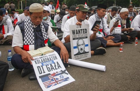 Sementara, poster lainnya menampilkan wajah Perdana Menteri Israel Benjamin Netanyahu dengan kumis khas Adolf Hitler, pemimpin Jerman Nazi yang disebut sebagai dalang Holocaust terhadap umat Yahudi di Eropa.