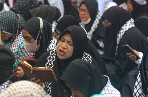 Salah satu poster massa bela Palestina berisi tuntutan agar Israel dan sekutu utamanya, Amerika Serikat, segera diadili atas holocaust yang terjadi di Jalur Gaza.