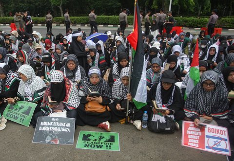 Massa yang tergabung dalam Aqsa Working Group (AWG) membaca Alquran saat menggelar aksi bela Palestina di depan Kedutaan Besar Amerika Serikat, Jakarta, Senin (27/1/2025).