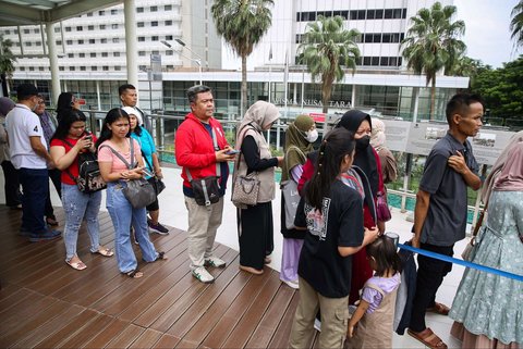 Warga mengantre untuk berfoto di Anjungan Halte Transjakarta Bundaran HI Astra, Jakarta, selama libur peringatan Isra Mikraj, Senin (27/1/2025).