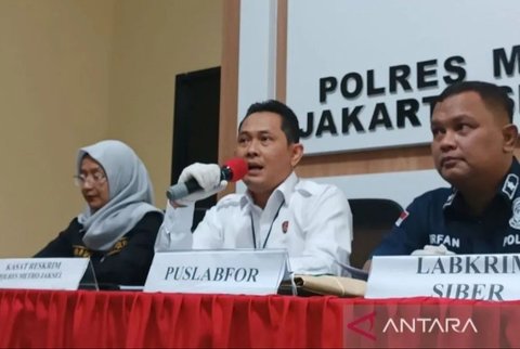 Mantan Kasatreskrim Polres Metro Jaksel, AKBP Bintoro, membantah telah melakukan pemerasan Rp20 miliar dari tersangka kasus pembunuhan, Arif Nugroho, dan menegaskan kesediaannya untuk diperiksa lebih lanjut oleh Propam.