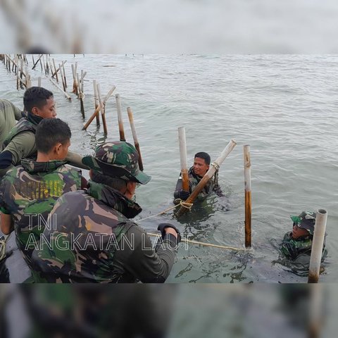 Perintah Kasal, Pasukan TNI AL Dibantu Nelayan Makin Getol Obrak Abrik Pagar Laut Misterius
