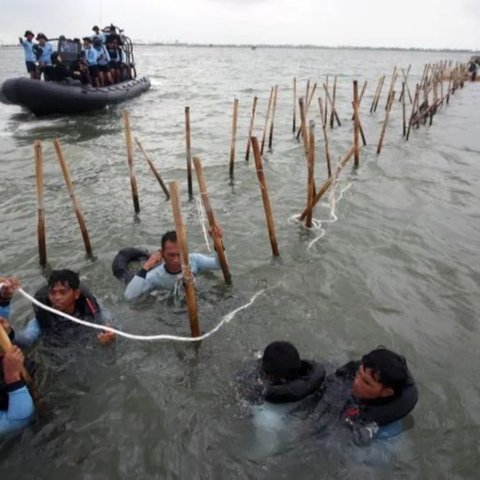 Pakar Hukum Agraria UGM, Rikardo Simarmata, menekankan pentingnya penyelesaian kasus pagar laut 30,16 kilometer di perairan utara Tangerang, Banten, melalui jalur hukum, bukan politik, dengan fokus pada legalitas izin dan dampaknya terhadap nelayan.