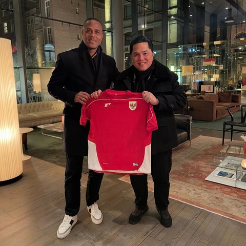 Senyum Semringah Pelatih Kluivert Dibawakan Oleh-oleh Erick Thohir