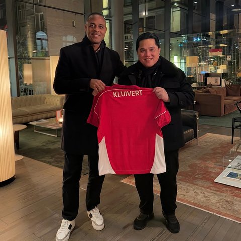 Senyum Semringah Pelatih Kluivert Dibawakan Oleh-oleh Erick Thohir