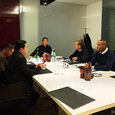 Senyum Semringah Pelatih Kluivert Dibawakan Oleh-oleh Erick Thohir