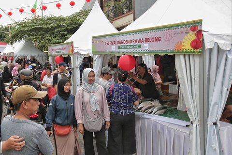 Sejumlah pengunjung meramaikan Festival Bandeng Rawa Belong, Jakarta, Selasa (28/1/2025).