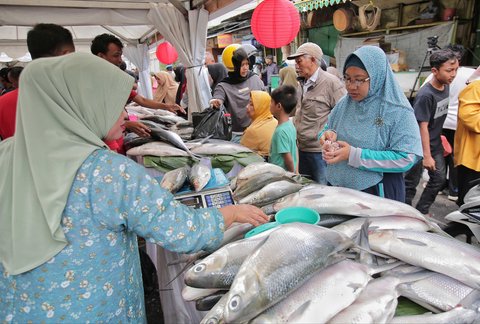 Sejumlah warga berbelanja ikan bandeng saat mengunjungi Festival Bandeng Rawa Belong, Jakarta, Selasa (28/1/2025).