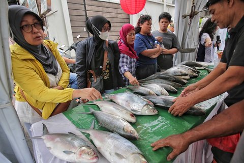 Sejumlah warga berbelanja ikan bandeng saat mengunjungi Festival Bandeng Rawa Belong, Jakarta, Selasa (28/1/2025).