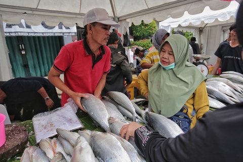 Sejumlah warga berbelanja ikan bandeng saat mengunjungi Festival Bandeng Rawa Belong, Jakarta, Selasa (28/1/2025).