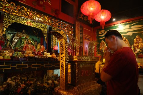 Jemaat melaksanakan ibadah saat malam Tahun Baru Imlek 2025 di Vihara Boen Tek Bio, Kota Tangerang, pada Selasa (28/1/2025).