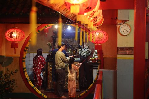 Jemaat melaksanakan ibadah saat malam Tahun Baru Imlek 2025 di Vihara Boen Tek Bio, Kota Tangerang, pada Selasa (28/1/2025).