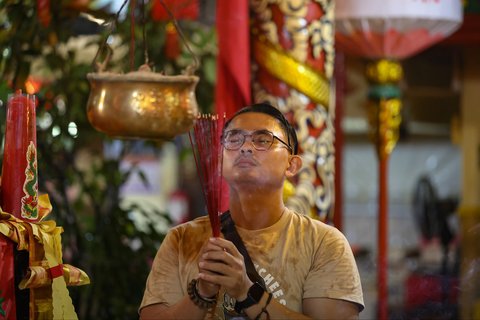 Jemaat melaksanakan ibadah saat malam Tahun Baru Imlek 2025 di Vihara Boen Tek Bio, Kota Tangerang, pada Selasa (28/1/2025).