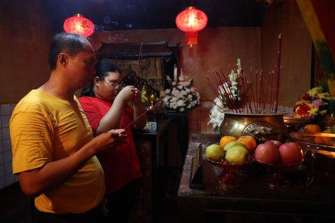 Jemaat melaksanakan ibadah saat malam Tahun Baru Imlek 2025 di Vihara Boen Tek Bio, Kota Tangerang, pada Selasa (28/1/2025).