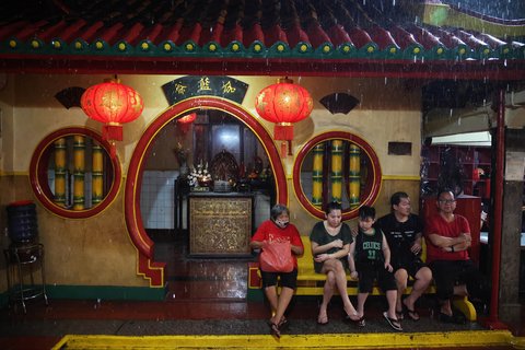 Jemaat melaksanakan ibadah saat malam Tahun Baru Imlek 2025 di Vihara Boen Tek Bio, Kota Tangerang, pada Selasa (28/1/2025).