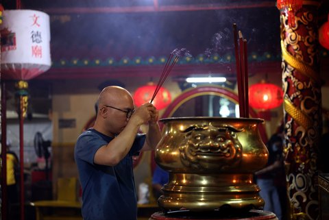 Jemaat melaksanakan ibadah saat malam Tahun Baru Imlek 2025 di Vihara Boen Tek Bio, Kota Tangerang, pada Selasa (28/1/2025).