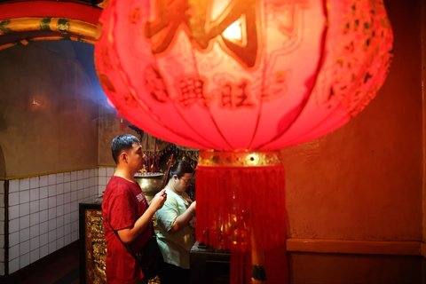 Jemaat melaksanakan ibadah saat malam Tahun Baru Imlek 2025 di Vihara Boen Tek Bio, Kota Tangerang, pada Selasa (28/1/2025).