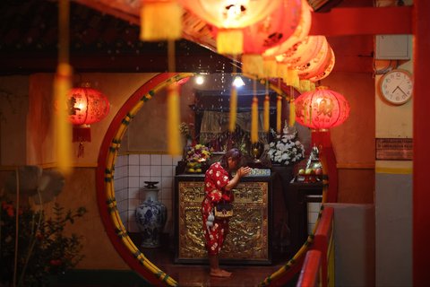 Jemaat melaksanakan ibadah saat malam Tahun Baru Imlek 2025 di Vihara Boen Tek Bio, Kota Tangerang, pada Selasa (28/1/2025).