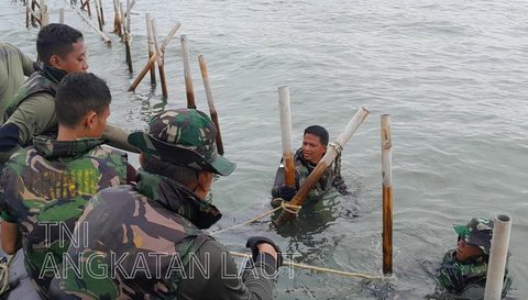 Perintah Kasal, Pasukan TNI AL Dibantu Nelayan Makin Getol Obrak Abrik Pagar Laut Misterius