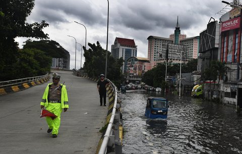 Sejumlah bajaj melewati banjir yang merendam ruas Jalan Satria, Grogol, Jakarta Barat, Rabu (29/1/2025).