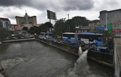 Petugas memompa banjir yang merendam ruas Jalan Satria, Grogol, Jakarta Barat, Rabu (29/1/2025).