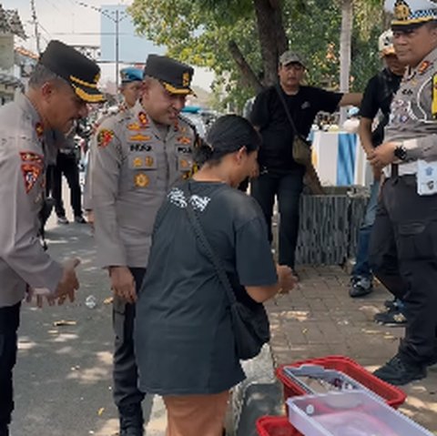 Perwira Polri Ajak Anak Buah Datangi Penjual Keliling