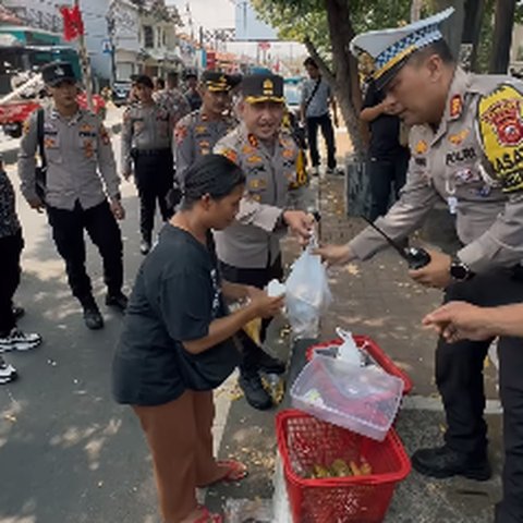 Perwira Polri Ajak Anak Buah Datangi Penjual Keliling