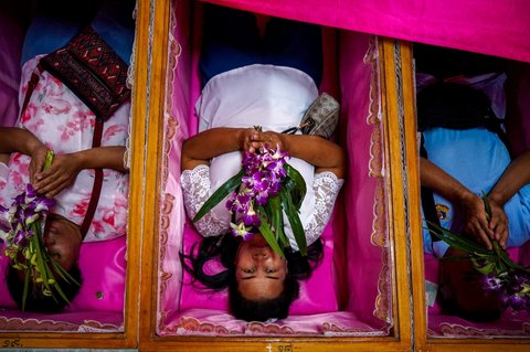 FOTO: Ritual Unik Warga Thailand Sambut Tahun Baru, Berdoa di Peti Mati untuk Singkirkan Nasib Buruk dan Ingat Kematian