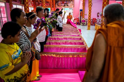 FOTO: Ritual Unik Warga Thailand Sambut Tahun Baru, Berdoa di Peti Mati untuk Singkirkan Nasib Buruk dan Ingat Kematian