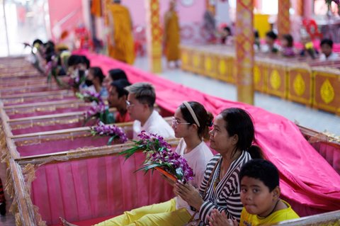 FOTO: Ritual Unik Warga Thailand Sambut Tahun Baru, Berdoa di Peti Mati untuk Singkirkan Nasib Buruk dan Ingat Kematian