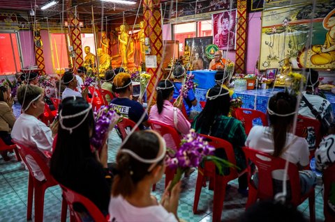 FOTO: Ritual Unik Warga Thailand Sambut Tahun Baru, Berdoa di Peti Mati untuk Singkirkan Nasib Buruk dan Ingat Kematian