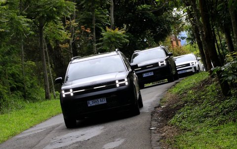 Hyundai Santa Fe yang baru saja diluncurkan menjajal jalanan menanjak saat melakukan test drive dari Kota Bandung menuju Kawah Kamojang di Garut, Jawa Barat, pada tanggal 6 Desember 2024.