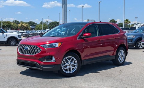Ford Edge adalah sebuah SUV yang menawarkan kenyamanan dan performa yang baik.