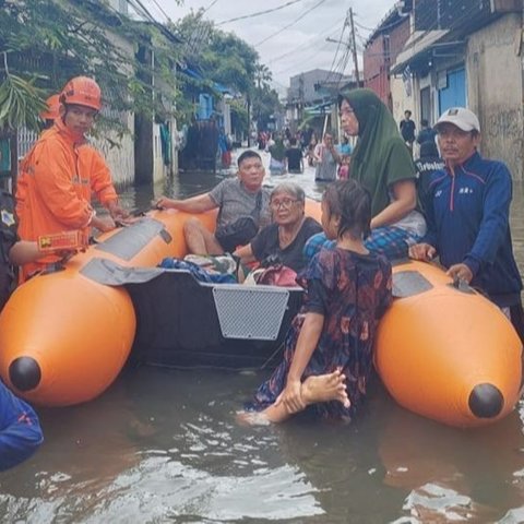 Suku Dinas SDA Jakarta Barat mengerahkan ratusan pompa untuk mengatasi genangan di 43 RT akibat hujan ekstrem pada Rabu, 29 Januari 2024, meskipun beberapa lokasi masih terendam karena luapan air sungai.