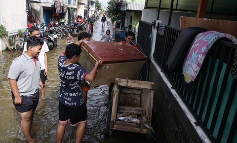 Warga mengevakuasi barangnya ketika banjir merendam pemukiman penduduk di kawasan Cengkareng Barat, Jakarta Barat, Kamis (30/1/2025).