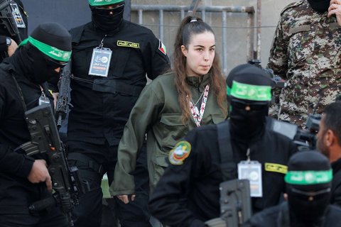 Agam Berger, tentara wanita Israel yang disandera sejak serangan 7 Oktober 2023, mendapatkan pengawalan ketat saat dibebaskan di Jabalia, Jalur Gaza, Palestina, Kamis (30/1/2025).