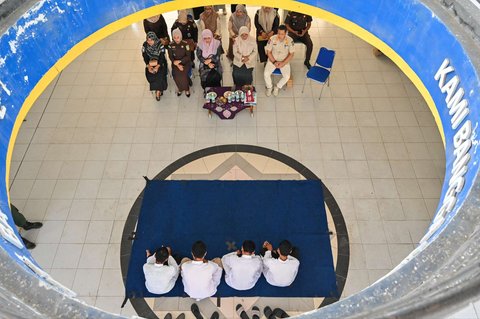 Sebanyak empat pria yang terbukti bermain judi online di Banda Aceh mendapatkan hukuman dicambuk berkali-kali. Eksekusi cambuk itu berlangsung di depan umum di Taman Bustanusalatin, Banda Aceh, pada Kamis, 30 Januari 2025.